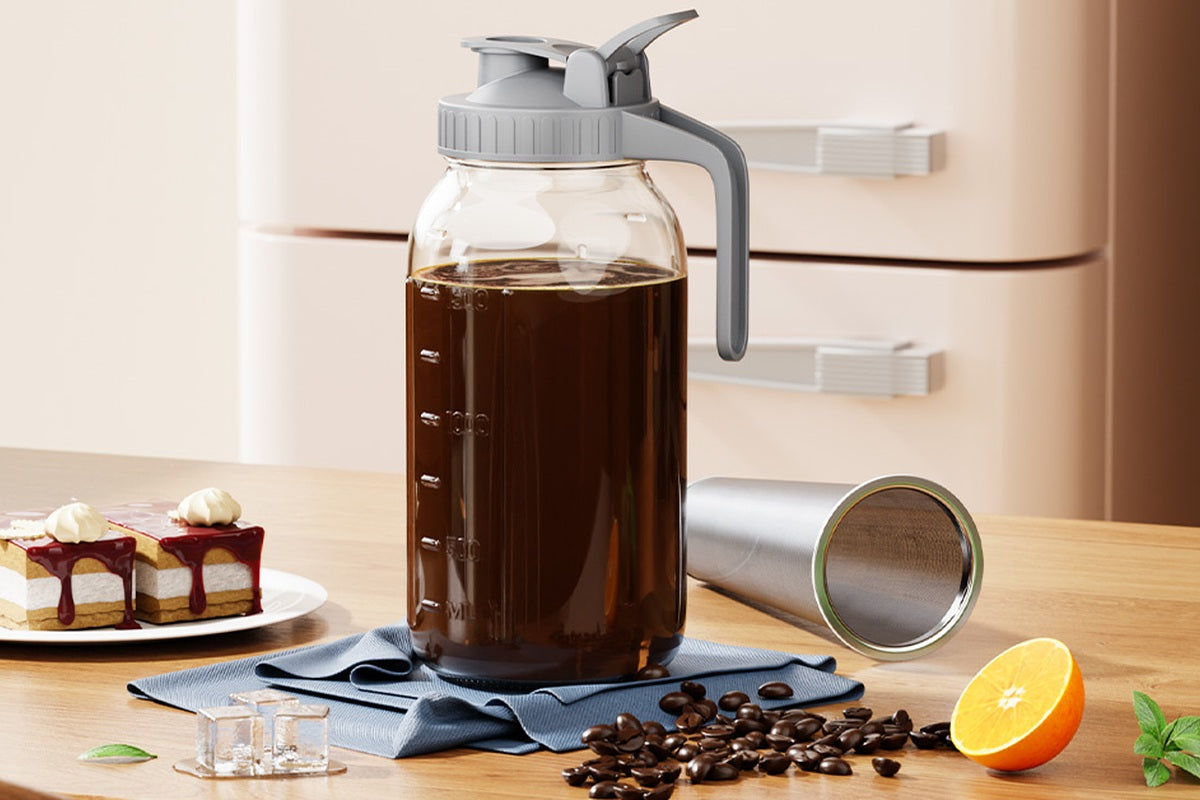 Cold brew coffee pitcher with filter and handle details